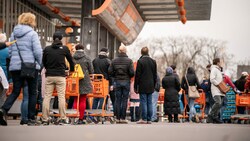 Experten rechnen im kommenden Jahr mit einem spürbaren Rückgang der deutschen Kaufkraft. (Bild: APA/dpa/Michael Kappeler)