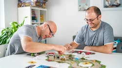 Die rudy games GmbH - hier Mitgründer Reinhard Kern (l.) und Manfred Lamplmair - hat ausgespielt. (Bild: Markus Wenzel)