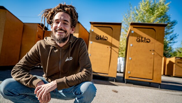 Geschäftsführer und Co-Founder von öKlo, Niko Bogianzidis, ist stolz auf seine nachhaltigen Toiletten. (Bild: Öklo)