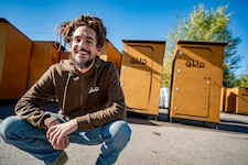 Geschäftsführer und Co-Founder von öKlo, Niko Bogianzidis, ist stolz auf seine nachhaltigen Toiletten. (Bild: Öklo)