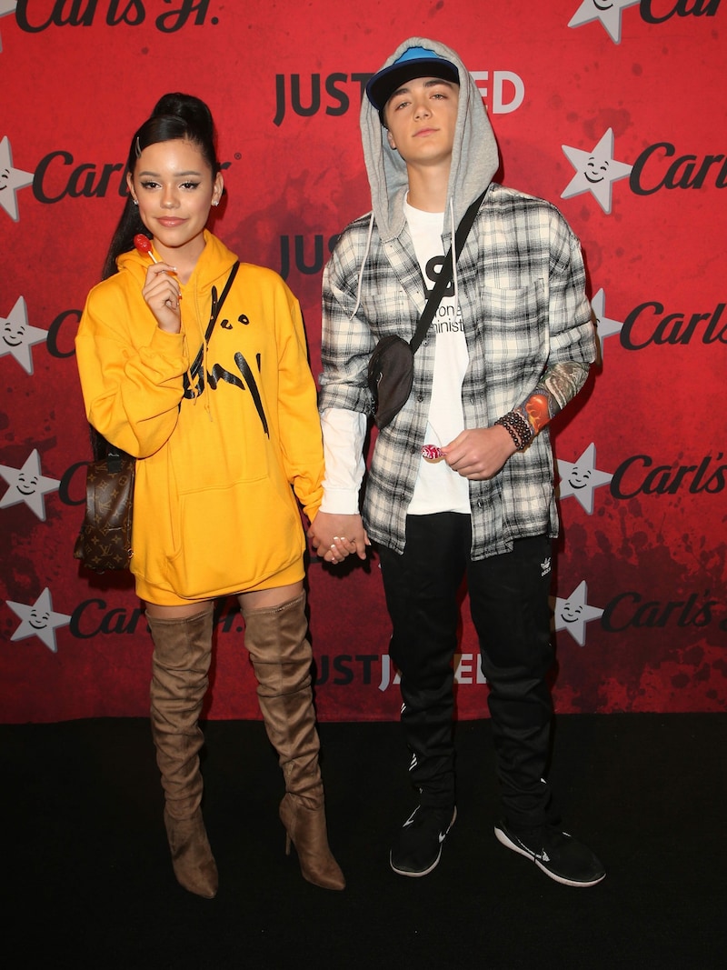 Die 16-jährige Jenna Ortega mit dem gleichaltrigen Schauspieler Asher Angel als Ariana Grande und Pete Davidson bei einer Halloween-Party der Website „Just Jared“. (Bild: www.pps.at)