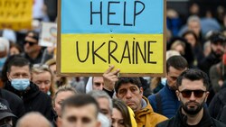 Der Großteil der Europäerinnen und Europäer steht weiterhin klar auf Seite der Ukraine. (Bild: AFP/LLUIS GENE)