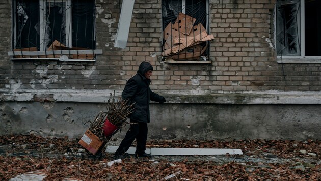 Die Hoffnung, dass es zumindest ruhige Weihnachtsfeierlichkeiten in der Ukraine geben kann, schwinden - der Kreml plant keine Atempause. (Bild: AP/LIBKOS)