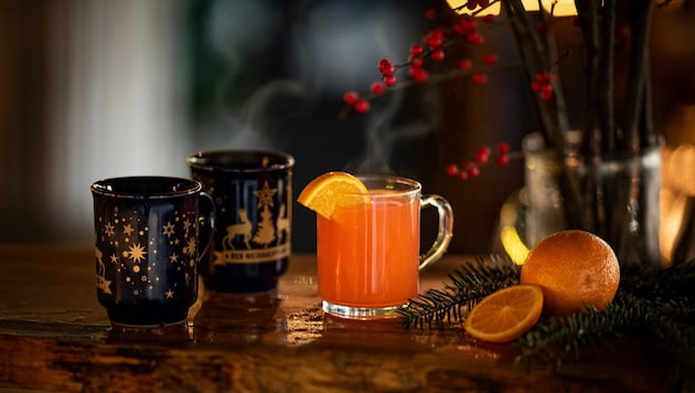 Punsch und Glühwein und ein Rahmenprogramm warten vom 15. bis 17. Dezember im Oberwarter Stadtgarten auf die Besucher. (Bild: Marco Martins - stock.adobe.com)