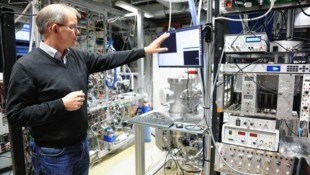 En su laboratorio, Roland Wester estudia las interacciones entre iones y moléculas.  (Imagen: Birbaumer Christof)