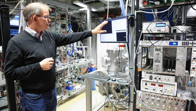 Roland Wester beschäftigt sich in seinem Labor mit den Wechselwirkungen zwischen Ionen und Molekülen. (Bild: Birbaumer Christof)