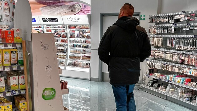 Kazim K. zeigt der „Krone“ den Drogeriemarkt, in dem seine Tochter zum Opfer wurde. (Bild: Hubert Berger, Krone KREATIV)