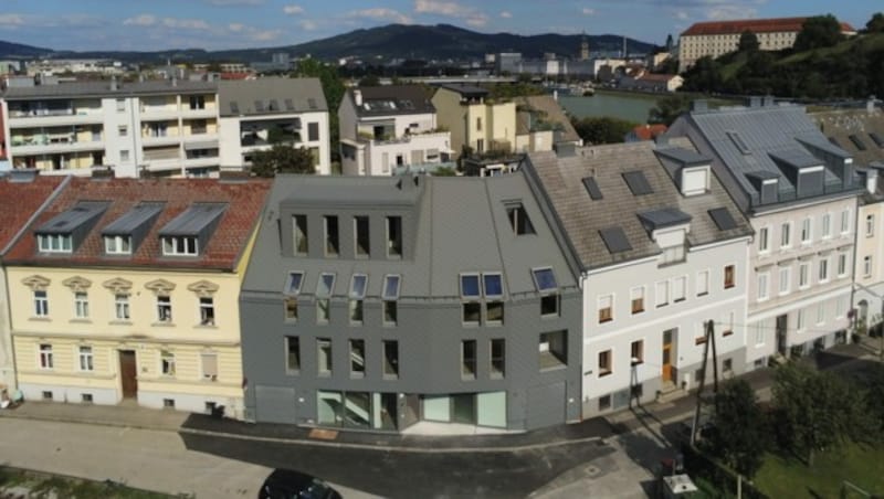 Im Stadtteil Alt-Urfahr-West in Linz baute die Sperer Immobilien GmbH ein Gebäude mit acht Wohnungen. Über die gesamte Fassade und Dachhaut wurden pulverbeschichtete Rauten gezogen. (Bild: Sperer Immobilien GmbH)