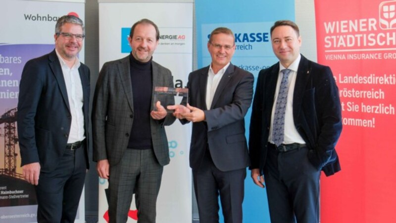 Gemeinnützigen-Obmann Robert Oberleitner (l.) und Manfred Haimbuchner (r.) gratulierten den OÖ-Wohnbau-Chefs Bernhard Baier und Jürgen Harich (2. v. r.). (Bild: Horst Einöder/Flashpictures)