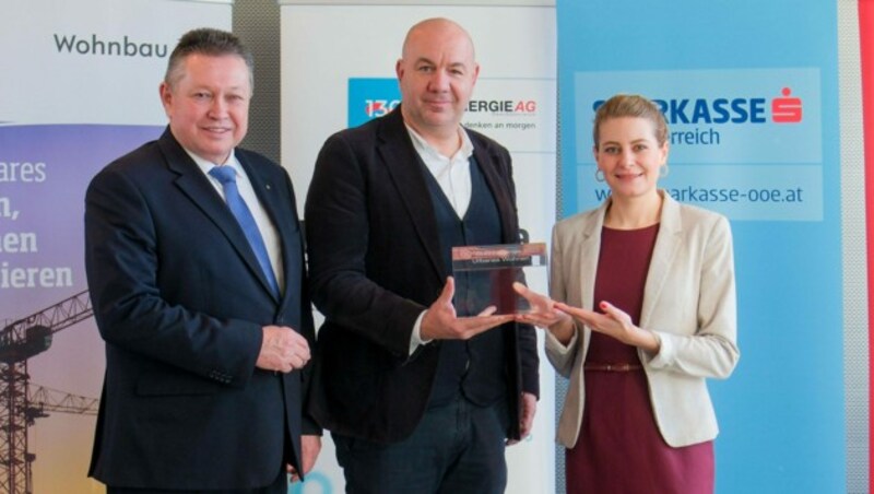 Jörg Teufelberger von der Welser Heimstätte nahm den Award von Georg Schönberger (l.) und Alexandra Halouska in Empfang. (Bild: Horst Einöder/Flashpictures)