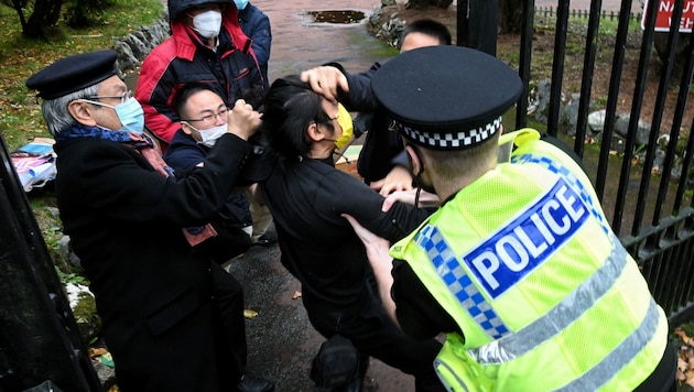 Während einer Demonstration vor dem Konsulat in Manchester im Oktober kam es zu einem Handgemenge zwischen einem pro-demokratischen Demonstranten aus Hongkong und Mitarbeitern des chinesischen Konsulats. (Bild: APA/AFP/THE CHASER NEWS/Matthew LEUNG)