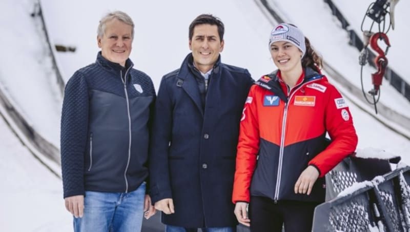 In der Villacher Alpenarena: OK-Chef Gerhard Prasser, Sportlicher Leiter des ÖSV-Sprunglauf-Teams Mario Stecher und Kärntens Talent Hannah Wiegele (Bild: Gillner)