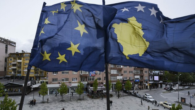 EU- und Kosovo-Flaggen auf dem Hauptplatz von Pristina (Bild: AFP)