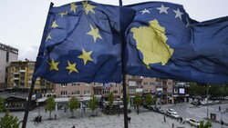 EU- und Kosovo-Flaggen auf dem Hauptplatz von Pristina (Bild: AFP)