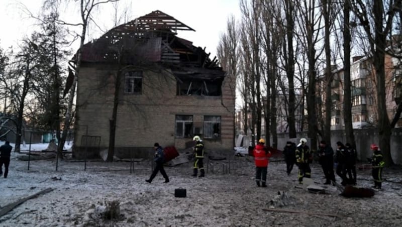 Mehrere Gebäude wurden durch Fragmente abgeschossener Drohnen beschädigt. (Bild: APA/AFP/Sergei SUPINSKY)