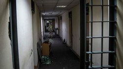 Cherson: Ein ukrainischer Soldat geht durch den Korridor eines Kellers in einem Gebäude, das laut Angaben eines ukrainischen Staatsanwalts von russischen Streitkräften als Folterstätte genutzt wurde. (Bild: The Associated Press)