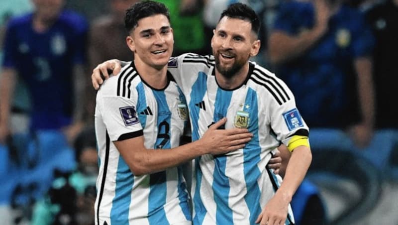 Julian Alvarez und Lionel Messi (Bild: AFP/LUIS ROBAYO)