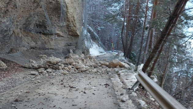 Der sogenannte Hemmafelsen hat die einzige Zufahrtsstraße zur Ortschaft zerstört. (Bild: Landespolizeidirektion Kärnten)