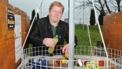 Wanderer können mit Hilfe einer Seilwinde einen mit Getränken befüllten Korb aus dem Brunnen emporholen. (Bild: Pressefoto Franz Crepaz)