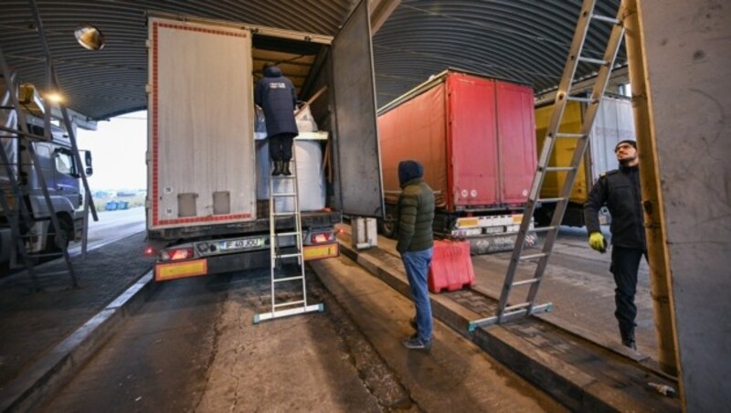 Nehammer ist weiterhin dagegen, dass Rumänien und Bulgarien dem Schengen-Übereinkommen beitreten und damit dort Grenzkontrollen abgeschafft werden. (Bild: AFP)