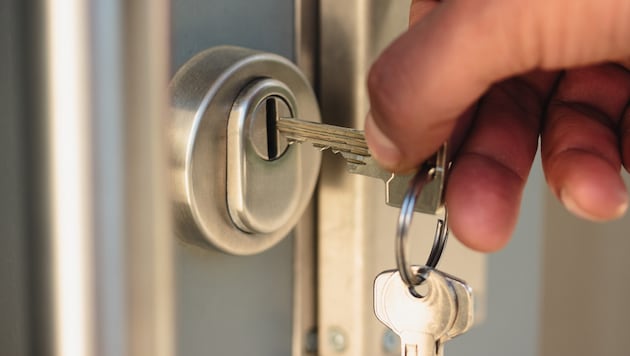 Because she only left the apartment for a short time, a 57-year-old woman did not lock the door. A cheeky thief took advantage of this. (Bild: Kwerfeldt - stock.adobe.com)