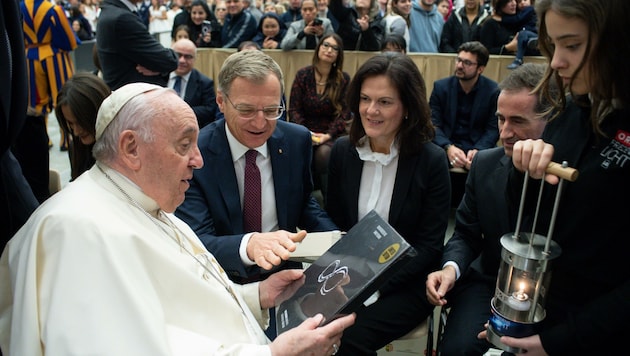 Sarah traf mit LH Stelzer und dessen Frau Bettina den Papst. (Bild: Land OÖ)