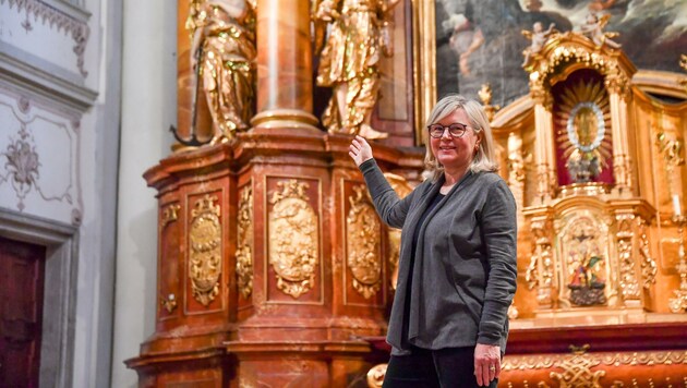 „Die Engel stehen für etwas, an das wir glauben“, sagt Angelika Stummer bei ihrer Führung durch die Linzer Ursulinenkirche (Bild: Dostal Harald)