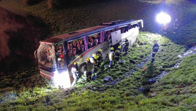 30 Verletzte forderte der schwere Busunfall in Bad Mitterndorf. (Bild: BFV Liezen/Zand)