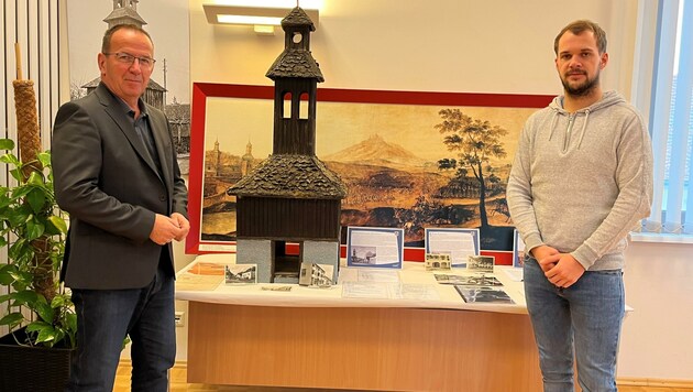 Bürgermeister Christian Weninger und Amtsleiter Stefan Horvath vor dem Modell eines Glockenturms, an den heute nur mehr die Hinweistafel erinnert. (Bild: Sarah Estermann)
