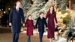 Der britische Prinz William und Kate, Prinzessin von Wales, kommen mit ihren Kindern Prinzessin Charlotte und Prinz George zum „Together at Christmas“-Gottesdienst in der Westminster Abbey in London (Bild: ASSOCIATED PRESS)