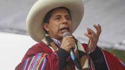 Perus Ex-Präsident Pedro Castillo muss in Untersuchungshaft. (Bild: Carlos MAMANI / AFP)