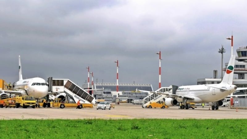 European Air Charter setzt im Sommer 2023 ab Linz eine A320 (r.) ein. (Bild: Flughafen Linz GesmbH)