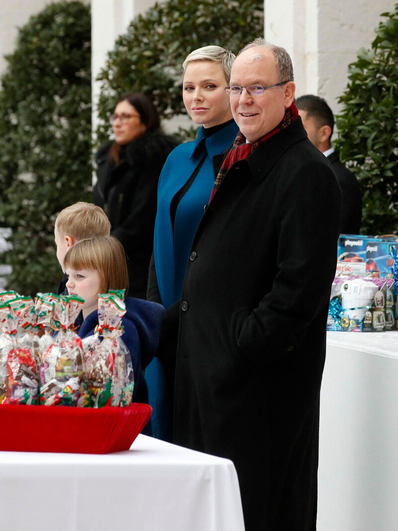 Fürstin Charlène von Monaco und Fürst Albert verteilen im Palast mit ihren Kindern Weihnachtsgeschenke. (Bild: APA/Photo by Sebastien NOGIER/AFP)