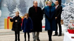 Fürst Albert und seine Frau Fürstin Charlène sowie die Zwillinge Prinz Jacques und Prinzessin Gabriella im weihnachtlich geschmückten Hof des Palastes (Bild: APA/(Photo by Sebastien NOGIER/AFP)