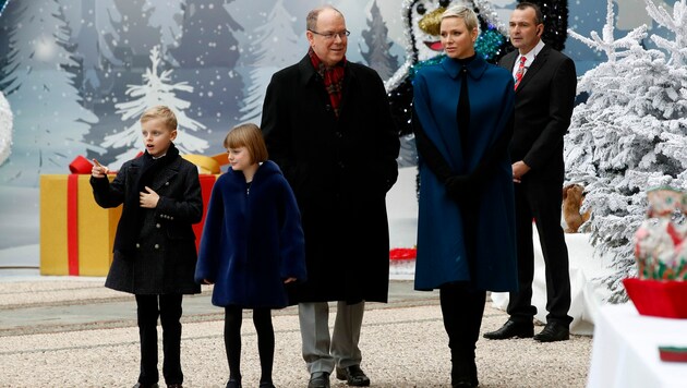 Fürst Albert und seine Frau Fürstin Charlène sowie die Zwillinge Prinz Jacques und Prinzessin Gabriella im weihnachtlich geschmückten Hof des Palastes (Bild: APA/(Photo by Sebastien NOGIER/AFP)