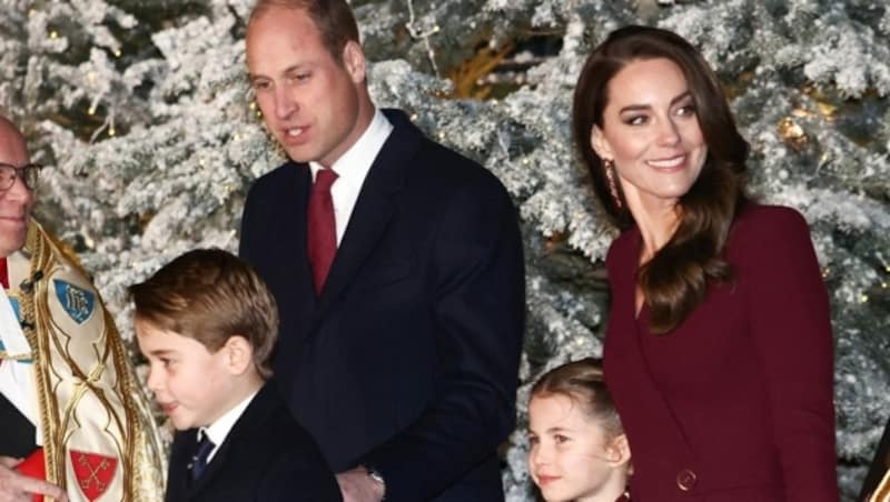 Prinzessin Kate und Prinz William sind mit den Kindern George, Charlotte und Louise zu Gast bei König Charles. (Bild: APA/Photo by HENRY NICHOLLS/AFP)