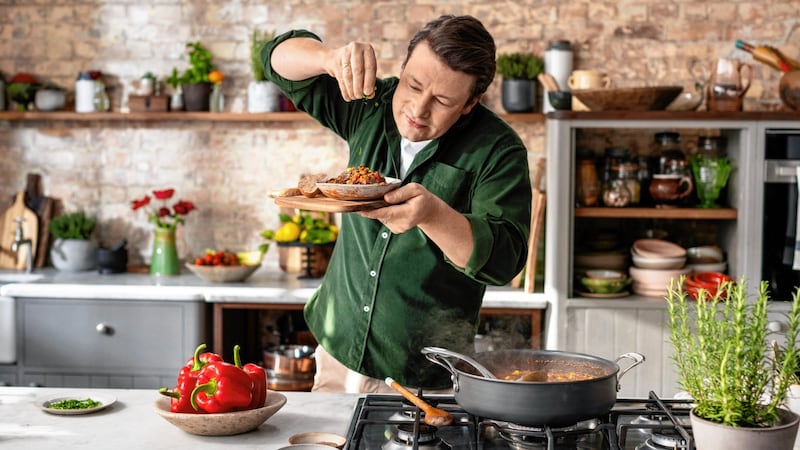 Jamie Oliver, britischer Starkoch & Bestsellerautor, startete bereits im Jahr 2005 eine Kampagne für besseres Schulessen. (Bild: ©2020 Jamie Oliver Enterprises Ltd. Photography; Chris Terry)