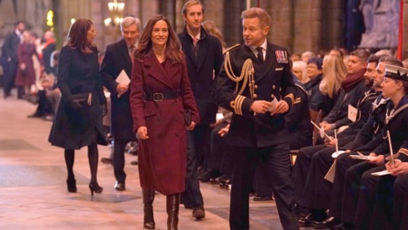 Pippa Matthews mit Ehemann James sowie ihre Eltern Carole und Michael Middleton treffen beim „Together at Christmas“-Konzert in der Westminster Abbey in London ein. (Bild: Kirsty O'Connor / PA / picturedesk.com)