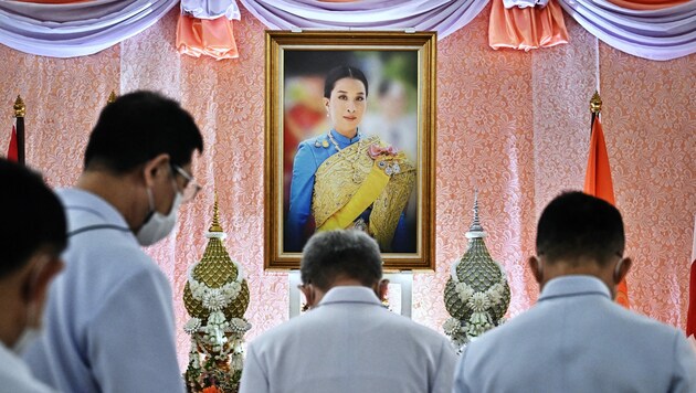 Menschen verbeugen sich vor einem Bild der thailändischen Prinzessin Bajrakitiyabha Mahidol im Chulalongkorn-Krankenhaus in Bangkok am 16. Dezember 2022. (Bild: APA/Photo by Lillian SUWANRUMPHA/AFP)