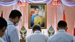 Menschen verbeugen sich vor einem Bild der thailändischen Prinzessin Bajrakitiyabha Mahidol im Chulalongkorn-Krankenhaus in Bangkok am 16. Dezember 2022. (Bild: APA/Photo by Lillian SUWANRUMPHA/AFP)