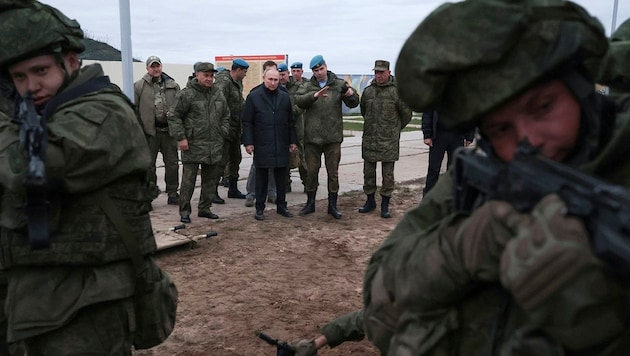 Russlands Machthaber Putin bei einem Militärtraining: Nun verspricht er Geld für Hinterbliebene von Soldaten. (Bild: AP/Russian Defense Ministry Press Service)