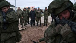 Russlands Machthaber Putin bei einem Militärtraining: Nun verspricht er Geld für Hinterbliebene von Soldaten. (Bild: AP/Russian Defense Ministry Press Service)