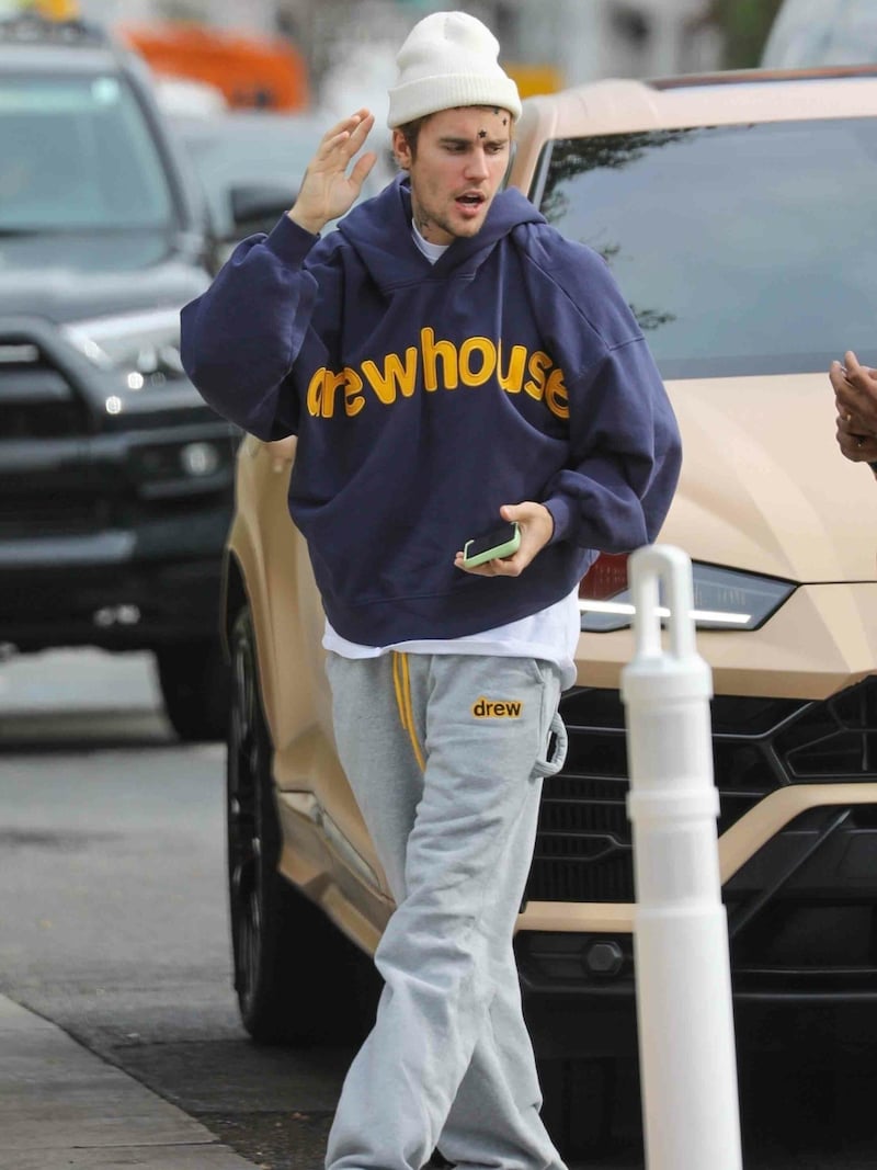 Der kanadische Sänger Justin Bieber hat drei Sterne in seinem Gesicht, als er zu einem Lunch-Meeting in L.A. kommt. (Bild: www.PPS.at)