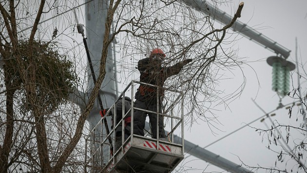 Arbeiter der Kiewer Elektrizitätswerke im Einsatz (Bild: AP)