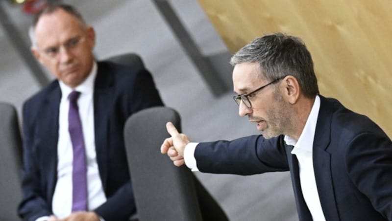 Im Hintergrund ÖVP-Innenminister Gerhard Karner und FPÖ-Obmann Herbert Kickl im Rahmen einer Sondersitzung des Nationalrates auf Antrag der FPÖ zum Thema Asylzahlen (Bild: ROBERT JAEGER / APA / picturedesk.com)