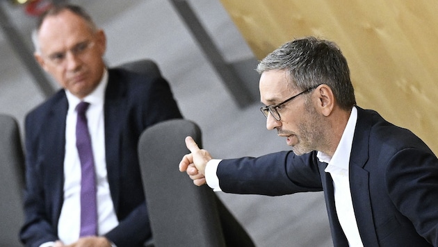 Im Hintergrund ÖVP-Innenminister Gerhard Karner und FPÖ-Obmann Herbert Kickl im Rahmen einer Sondersitzung des Nationalrates auf Antrag der FPÖ zum Thema Asylzahlen (Bild: ROBERT JAEGER / APA / picturedesk.com)