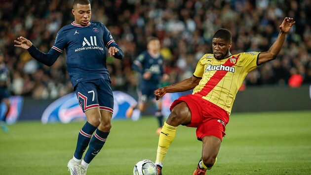 Kylian Mbappe (li.) und Kevin Danso (Bild: GEPA )