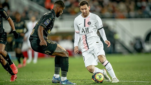 Kevin Danso (li.) im Duell mit Lionel Messi (Bild: GEPA )