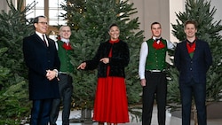 Kronprinzessin Victoria und Prinz Daniel empfingen die diesjährigen Weihnachtsbäume im Königlichen Palast in Stockholm, Schweden (Bild: Jonas Ekströmer / TT News Agency / picturedesk.com)