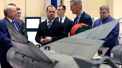 Russlands Ex-Präsident Medwedew (m.) beim Besuch einer Raketenfabrik in Kubinka (Bild: AP)